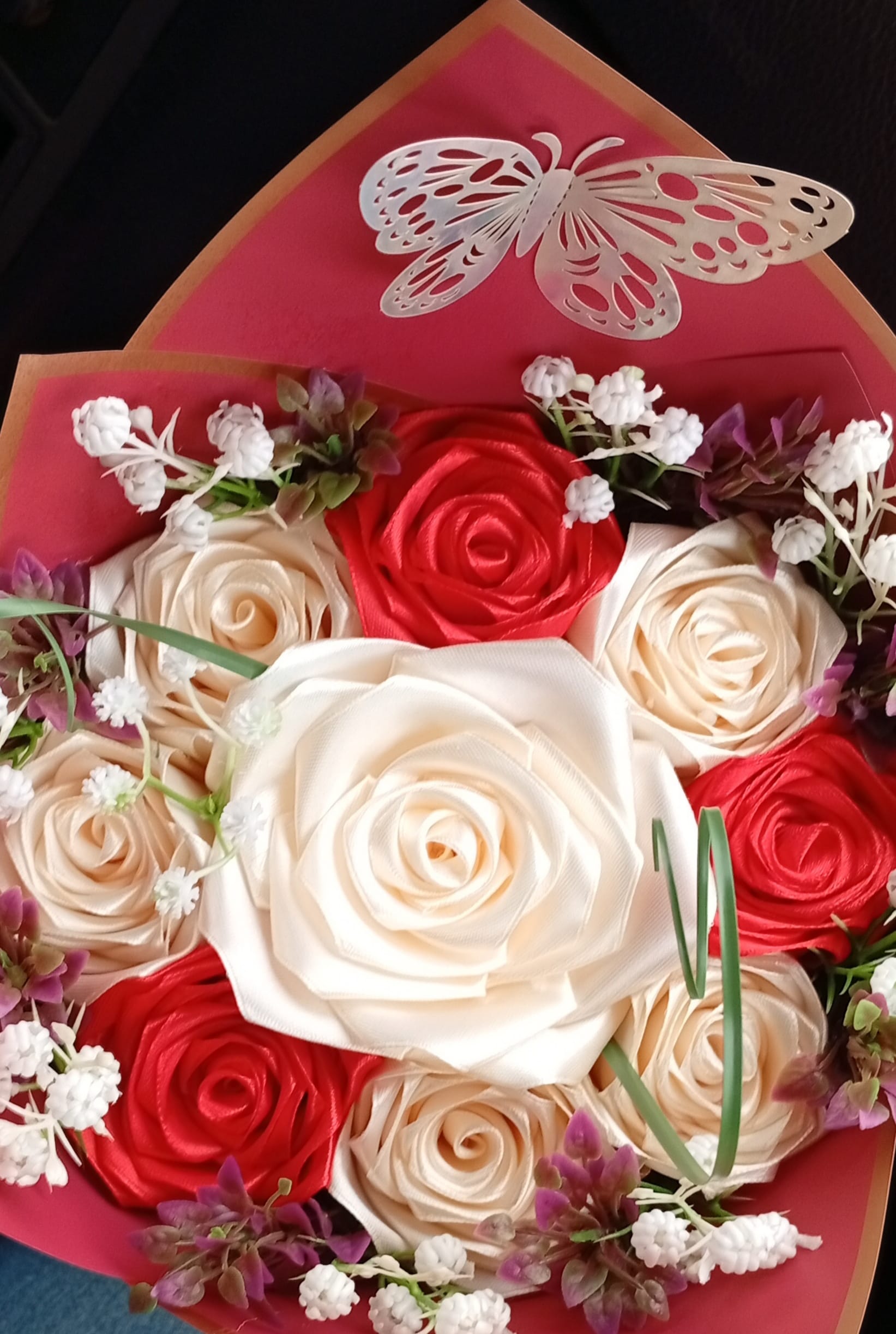 Buchete de Flori Handmade: Eleganță, Creativitate și Emoție în Fiecare Aranjament 54 1000020929 handmadeshop.ro